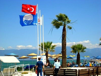 голубой флаг на пляже в Турции