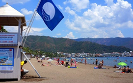пляж в Турции с голубым флагом