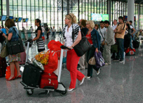 туристы в аэропорту