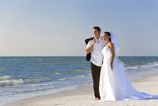 Символическая свадьба на берегу моря